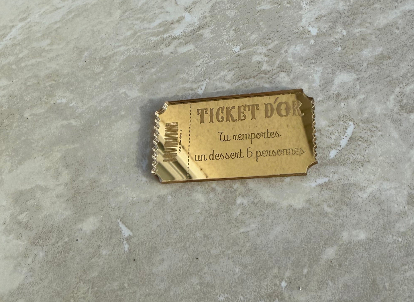 🎟️ Personalisierbares goldenes Ticket aus goldverspiegeltem Plexiglas – 7 cm